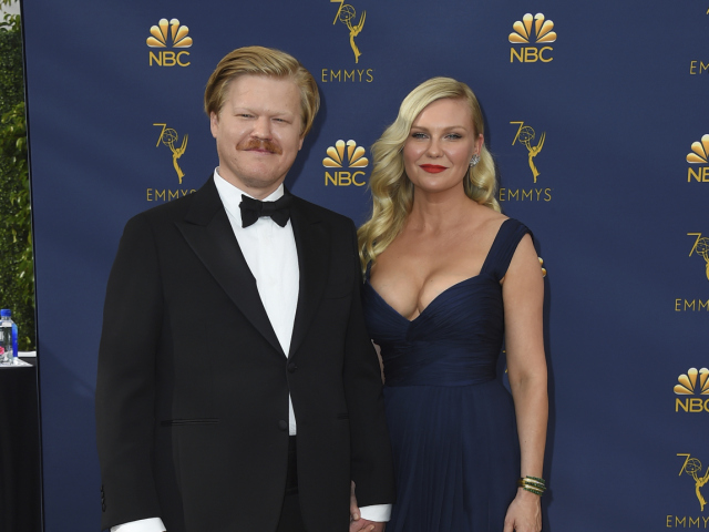 Čerstvá mamička Kirsten Dunst v kreácii Schiaparelli Haute Couture a jej partner Jesse Plemons. 