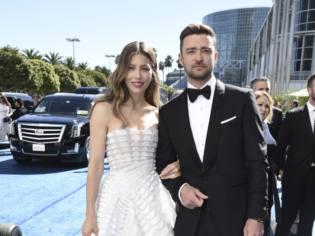 Herečka Jessica Biel a jej manžel Justin Timberlake. Biel prišla v kreácii Ralph & Russo Couture. 