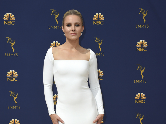 Herečka Kristen Bell v šatách Solace London.