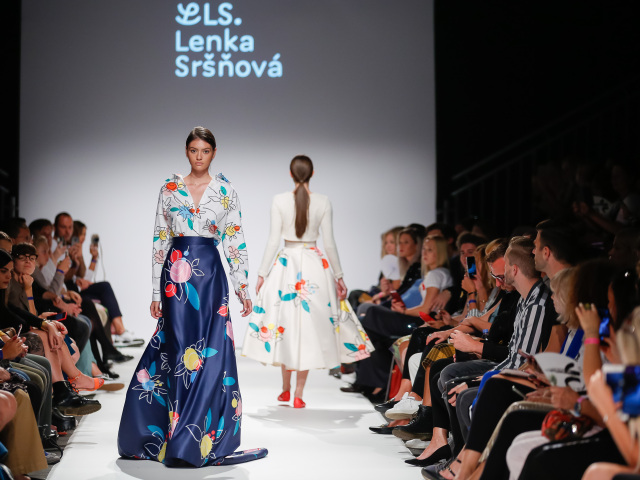 Modelka v kreácii z dielne slovenskej dizajnérky Lenky Sršňovej na týždni módy vo Viedni. 