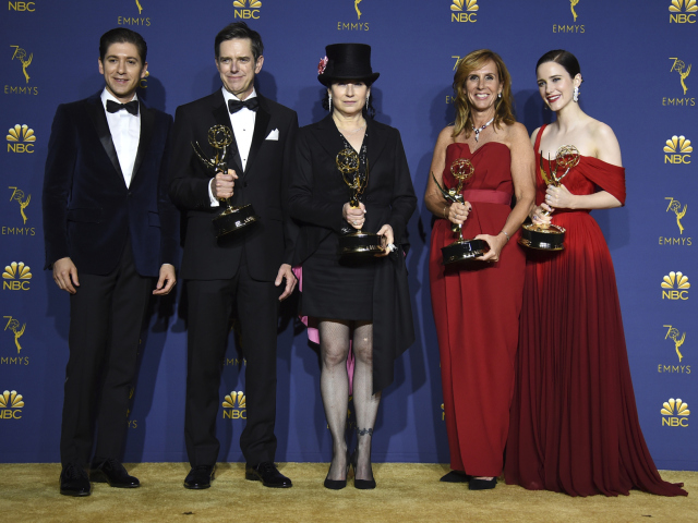 Zľava: Michael Zegen, Daniel Palladino, Amy Sherman-Palladino, Sheila Lawrence a herečka Rachel Brosnahan pózujú s cenami za najlepší komediálny seriál The Marvelous Mrs. Maisel.