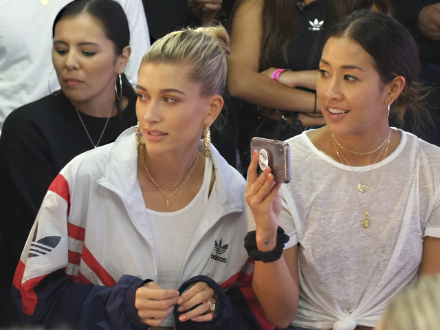 Modelka a dizajnérka Hailey Baldwin na prehliadke v Londýne. 