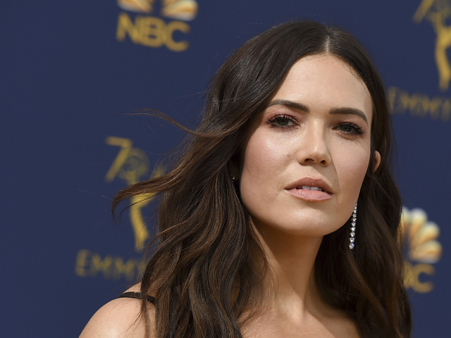 10 najlepších lookov z Emmy - líčenie a vlasy - Mandy Moore