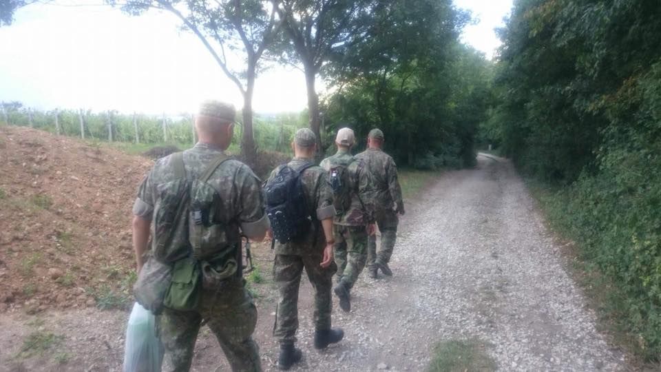 Patrolujúci branci v záhradách v nitrianskej mestskej časti Dražovce.