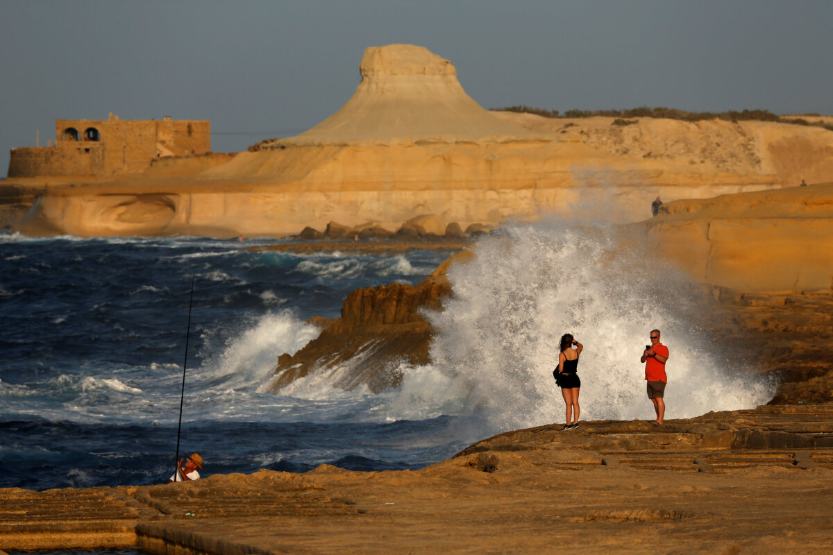 Malta, turisti, more, útesy, ostrov Gozo