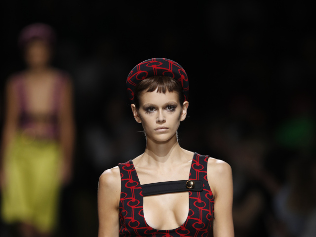 Modelka Kaia Gerber na prehliadke značky Prada v Miláne. 