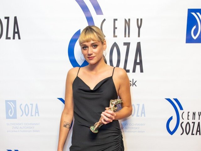 Speváčka Emma Drobná pózuje s trofejou za najhranejšiu skladbu roka 2017.