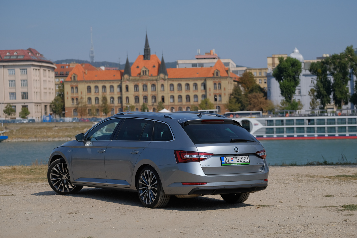 Škoda Superb Combi L&K je reprezentantom českej značky.