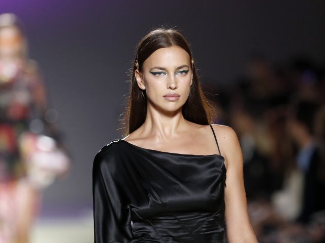 Ruská topmodelka Irina Shayk na prehliadke značky Versace v Miláne. 