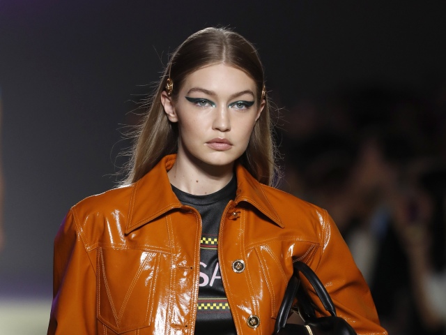 Topmodelka Gigi Hadid na prehliadke značky Versace.