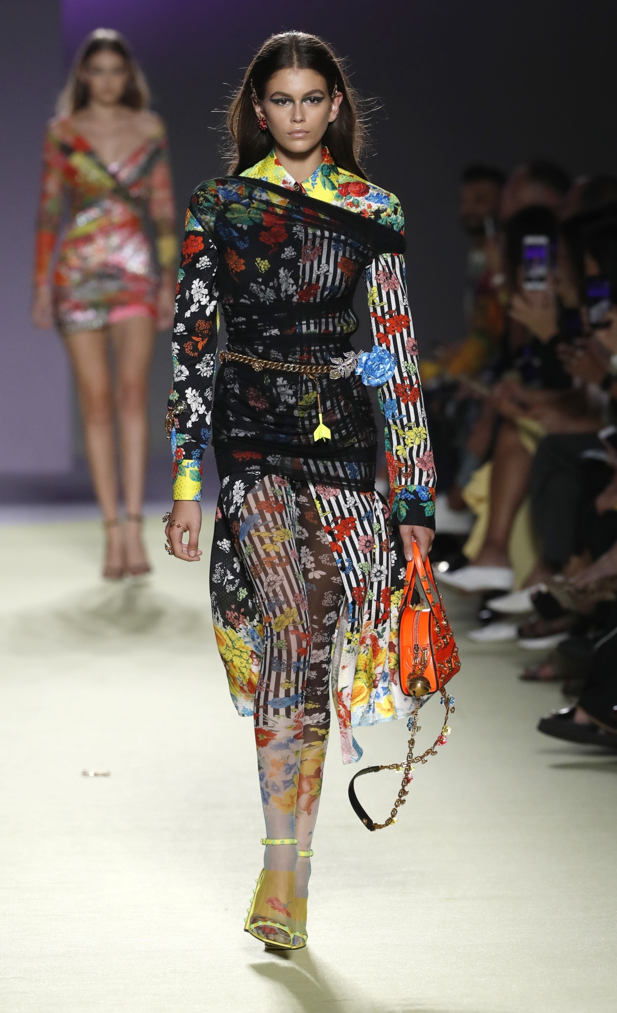 Modelka Kaia Gerber na prehliadke Versace v Miláne. 