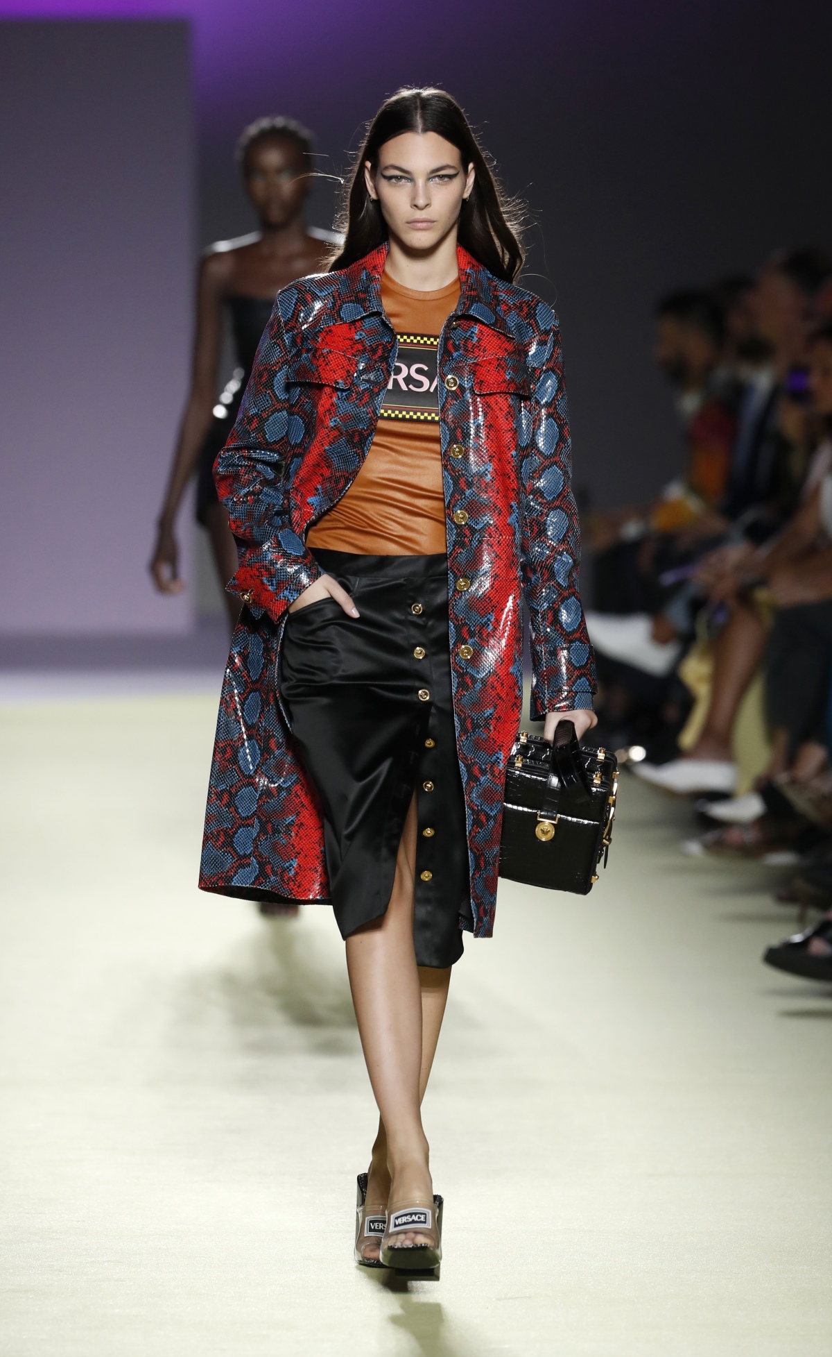 Modelka v kreácii z kolekcie Versace Jar/Leto 2019.