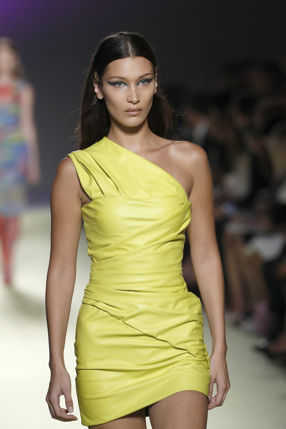 Topmodelka Bella Hadid v kreácii Versace z kolekcie Jar/Leto 2019.