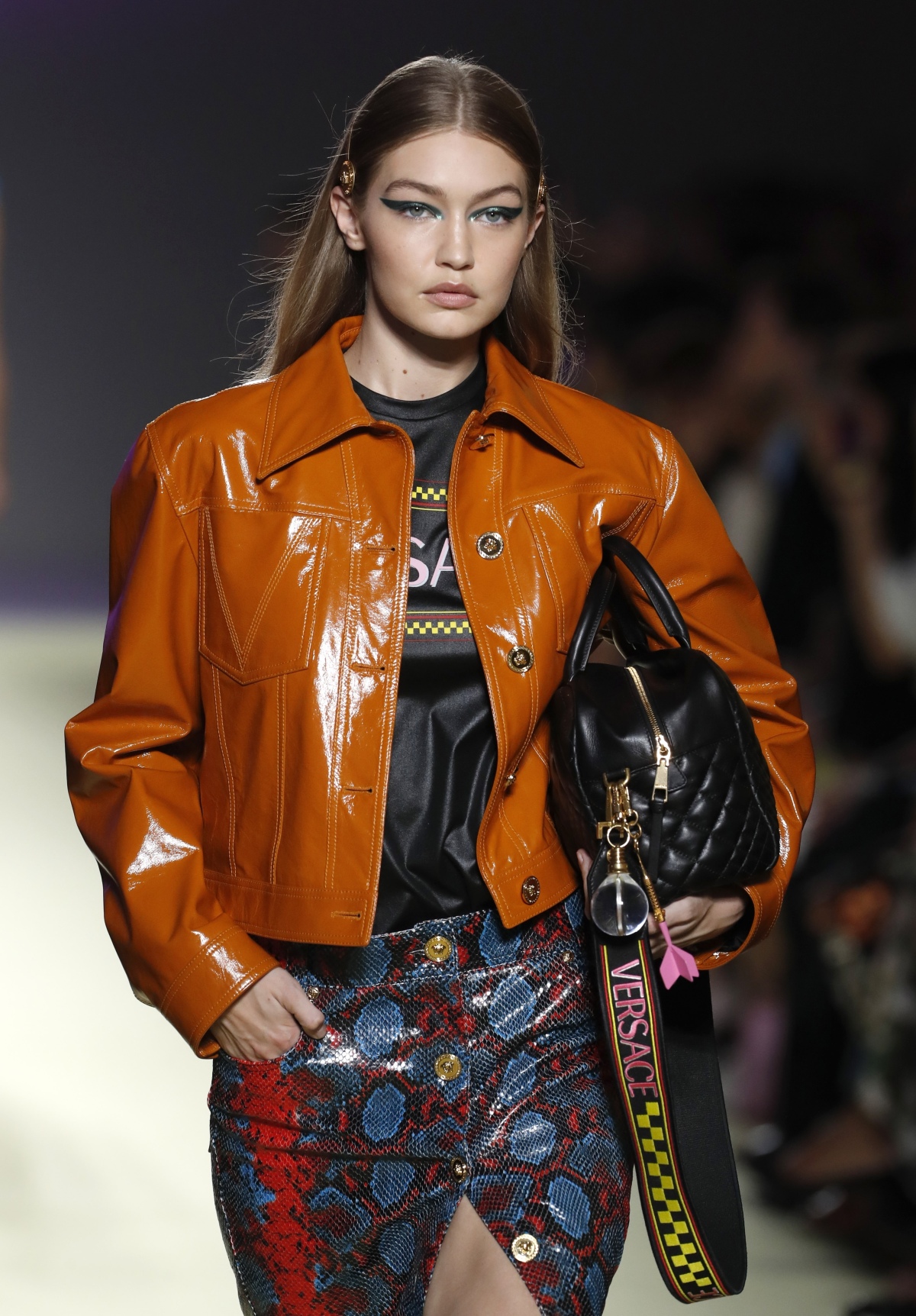 Topmodelka Gigi Hadid na prehliadke značky Versace.