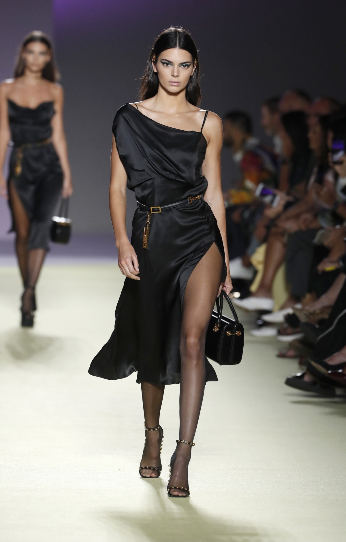 Topmodelka Kendall Jenner sa predvádza na prehliadke Versace v Miláne. 