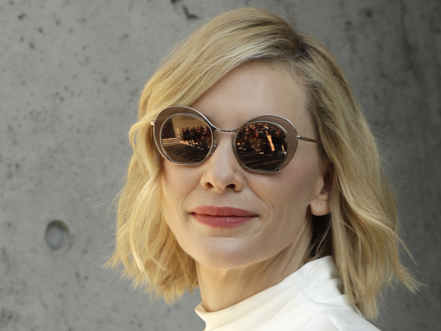 Herečka Cate Blanchett na prehliadke Giorgio Armani Jar/Leto 2019 v Miláne. 