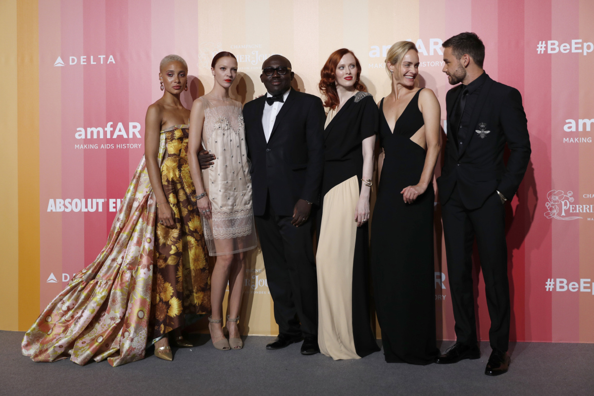 Zľava: Modelky Adwoa Aboah, Mariacarla Boscono, šéfredaktor magazínu Vogue UK Edward Enninful, modelky Karen Elson, Amber Valletta a spevák Liam Payne.