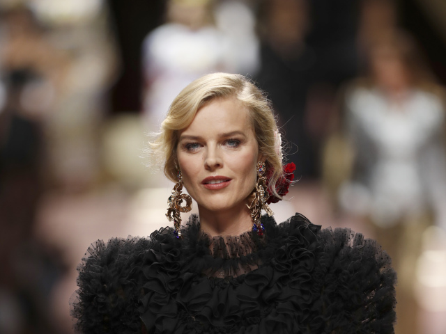 Česká topmodelka Eva Herzigová na prehliadke Dolce & Gabbana. 