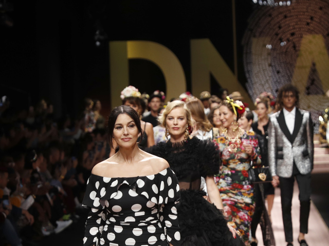 Herečka Monica Bellucci otvárala prehliadku značky Dolce & Gabbana v Miláne. 