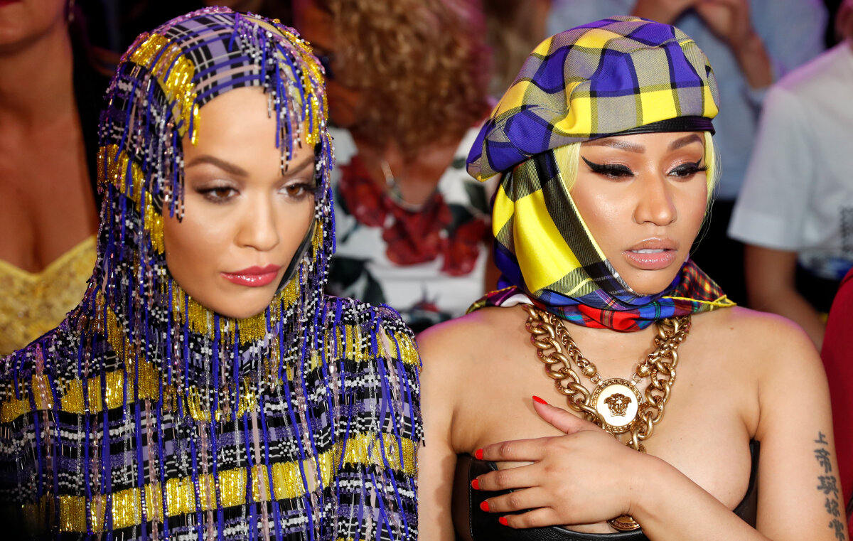 Speváčky Rita Ora (vľavo) a Nicki Minaj pred prehliadkou Versace v Miláne. 