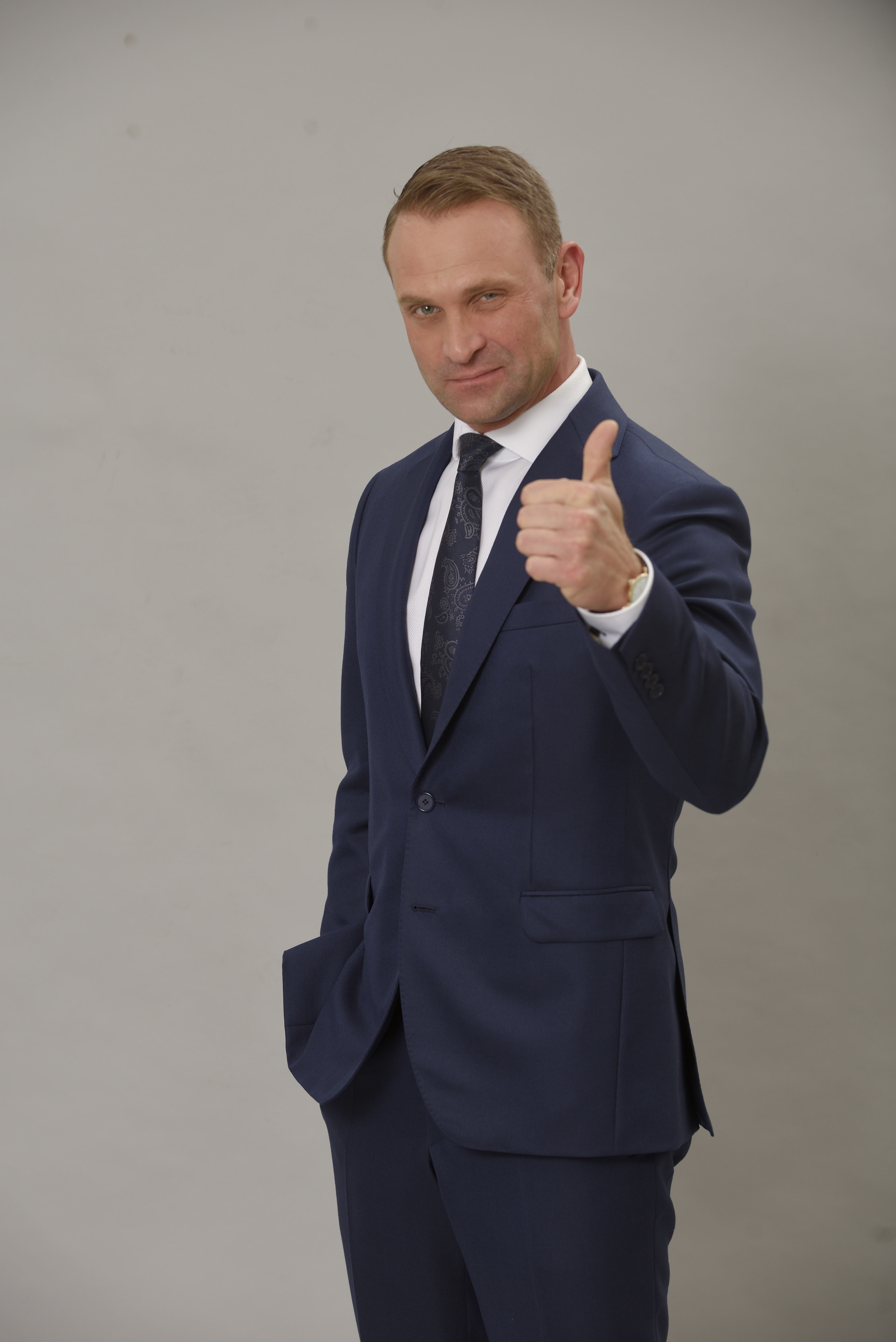 Seriálový premiér v podaní Tomáša Maštalíra dostane vo štvrtkovej epizóde "potešenie" v podobe atraktívnej štátnej radkyne.