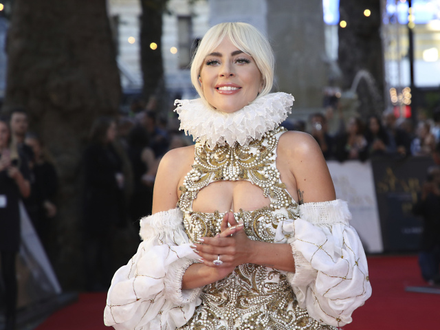 Herečka a speváčka Lady Gaga pózuje fotografom na premiére filmu Zrodila sa hviezda. V kreáciii Alexander McQueen. 