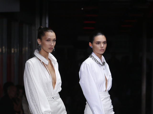 Modelky Bella Hadid (vľavo) a Kendall Jenner boli hviezdami prehliadky Off White s kolekciou Jar/Leto 2019.