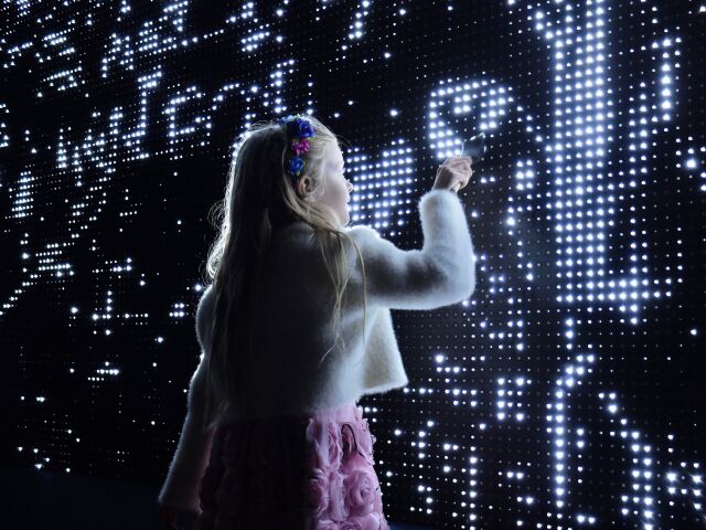 Počas Bielej noci poteší aj interaktívne dielo Waterlight Graffiti.