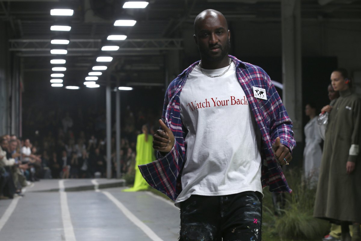 Dizajnér Virgil Abloh po prehliadke značky Off White v Paríži. 