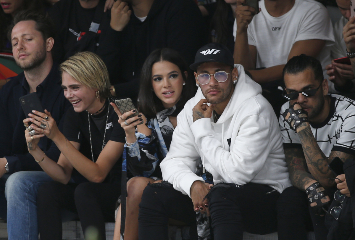 Modelka Cara Delevingne (vľavo) žartuje po boku Dereka Blasberga. Vedľa nej sedí aj herečka a modelka Bruna Marquezine, jej priateľ Neymar a kolega Dani Alves.