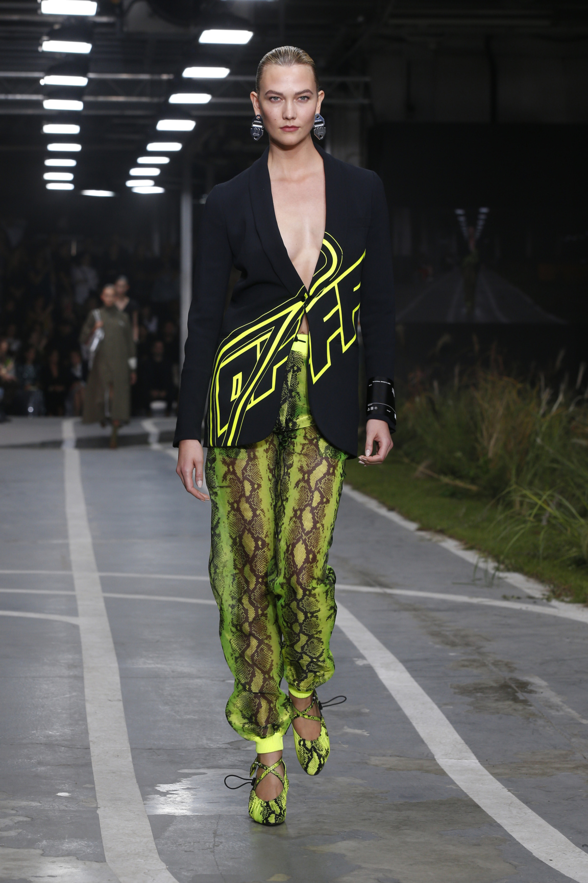 Modelka Karlie Kloss predvádza kolekciu Off White Jar/Leto 2019.