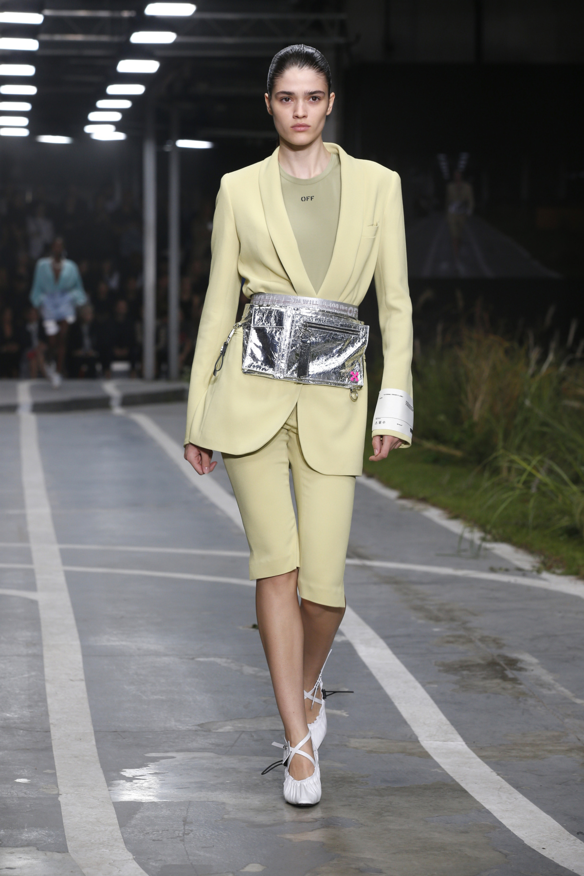 Modelka sa predvádza v kreácii Off White.