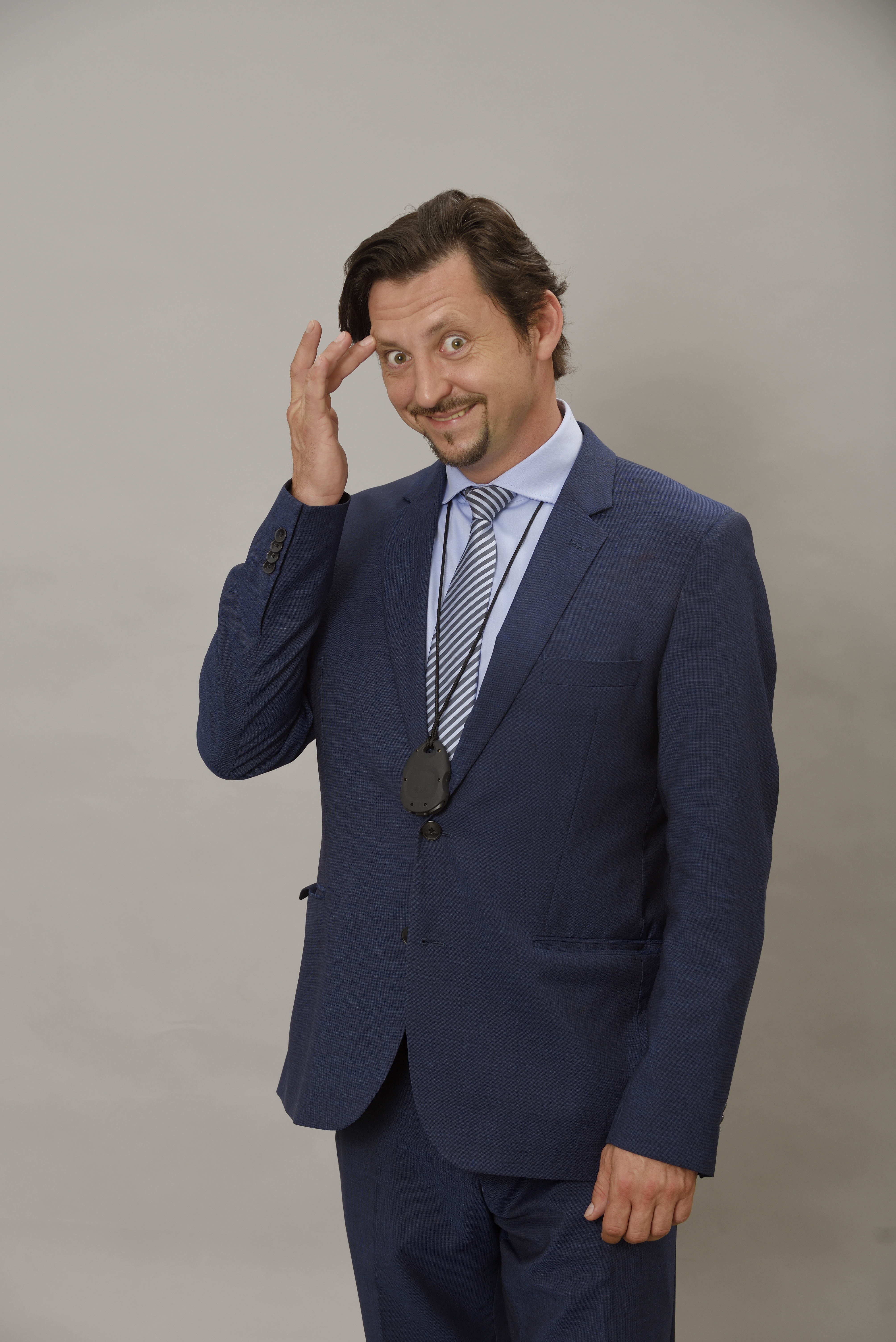 Minister školstva Alexander - herec Lukáš Latinák.