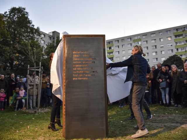 Dežo Ursiny pamätník Dúbravka