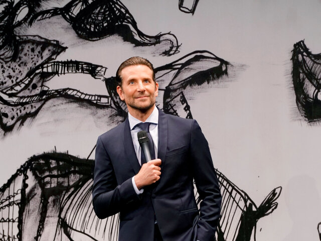 Herec a režisér Bradley Cooper na festivale v Španielsku. 
