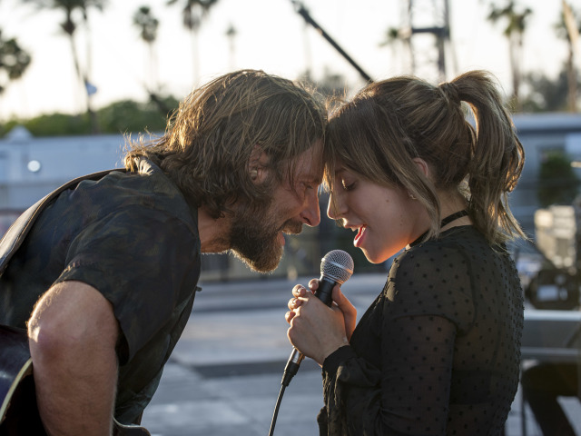 Herec Bradley Cooper a herečka a speváčka Lady Gaga na zábere z filmu Zrodila sa hviezda. 