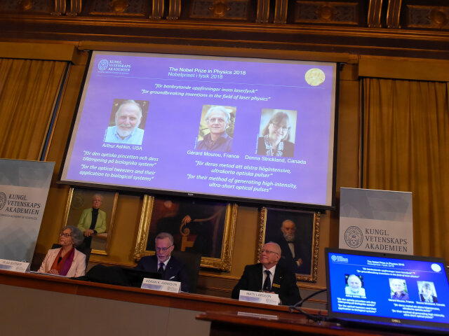 nobelova cena, Arthur Ashkin, Gerard Mourou, Donna Stricklandová