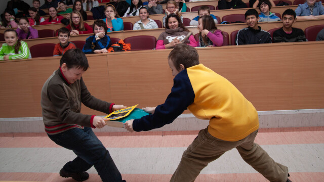 Fyzika vysvetlí, prečo sa nedajú knihy oddeliť, hoci ich nespája žiadne lepidlo. Záber je z Vianočnej fyzikálnej show na Univerzite Konštantína Filozofa v Nitre.