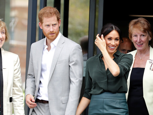 Manželia Harry a Meghan počas návštevy Sussexu. Vojvodkyňa mala na sebe sukňu Hugo Boss a blúzku Other Stories.  