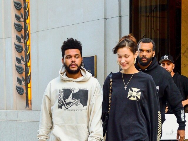 Spevák The Weeknd a jeho partnerka - modelka Bella Hadid na záberoch z New Yorku. 