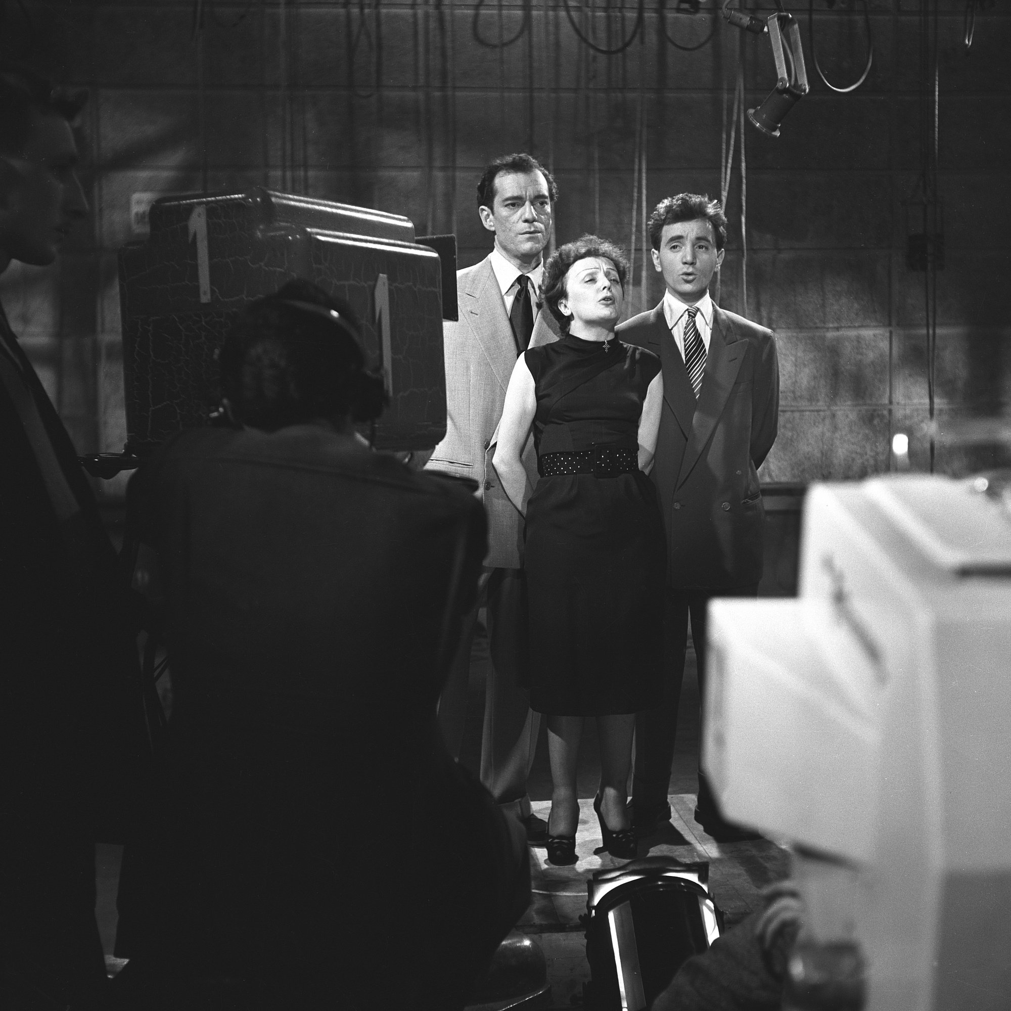 Eddie Constantine, Edith Piaf a Charles Aznavour pri nakrúcaní prvej spoločnej televíznej šou v roku 1951.