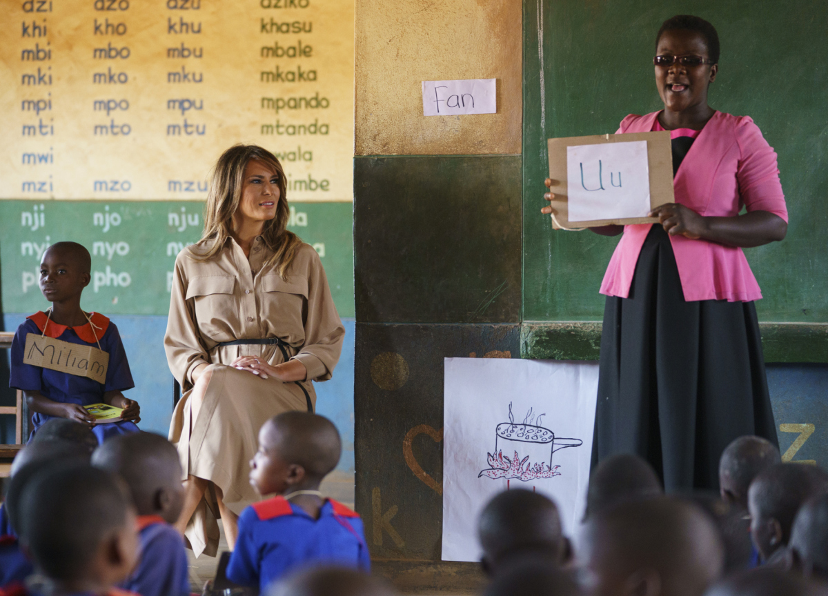Prvá dáma USA Melania Trump počas návštevy školy v meste Lilongwe v Malawi.