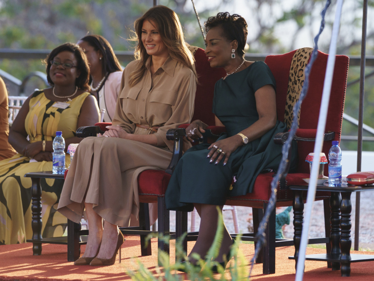 Prvá dáma USA Melania Trump (vľavo) a prvá dáma Malawi Gertrude Maseko.