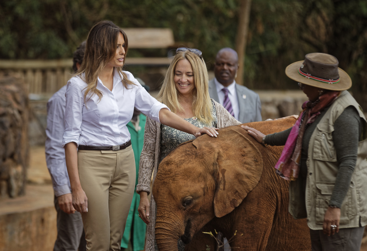 V Nairobi navštívila Melania Trump útulok pre slonia mláďatá a zúčastnila sa aj na ich kŕmení. 