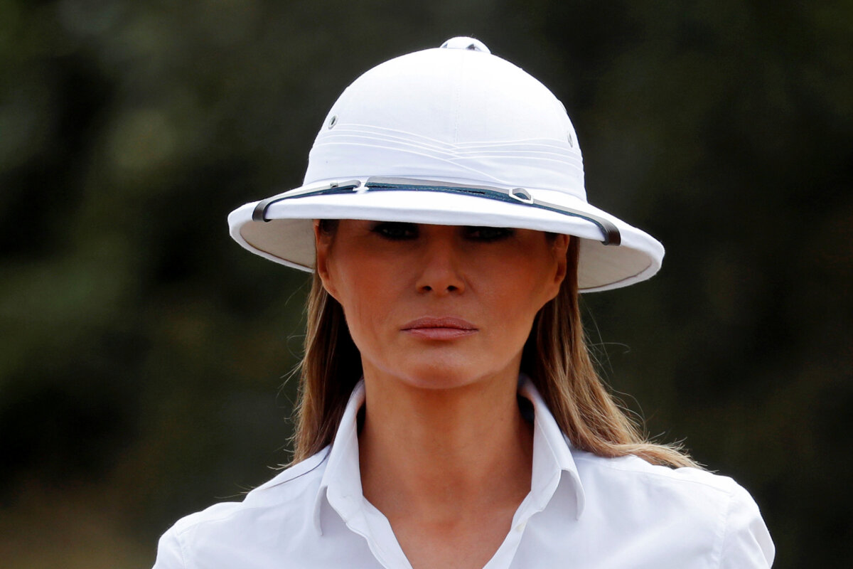 Prvá dáma USA Melania Trump v tropickej helme, ktorá vyvolala kritiku. 