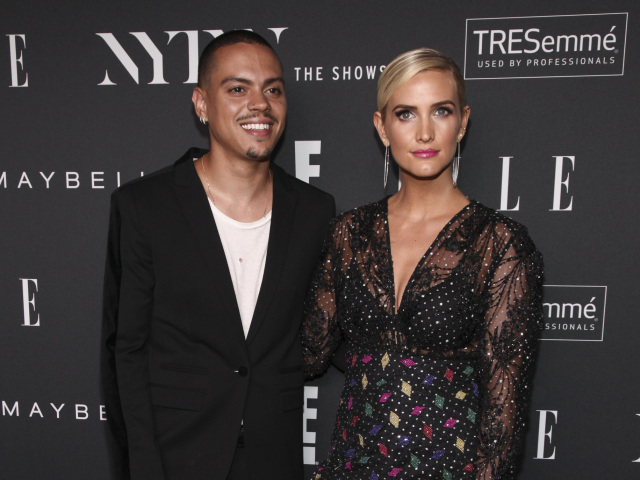 Ashlee Simpson na zábere s partnerom Evanom Rossom počas newyorského týždňa módy. 