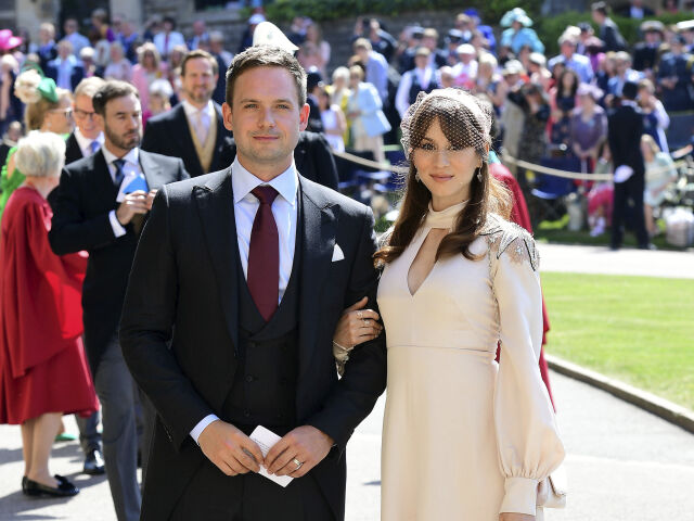Herec Patrick J. Adams a jeho manželka Troian Bellisario na svadbe Meghan Markleovej a princa Harryho v máji 2018.