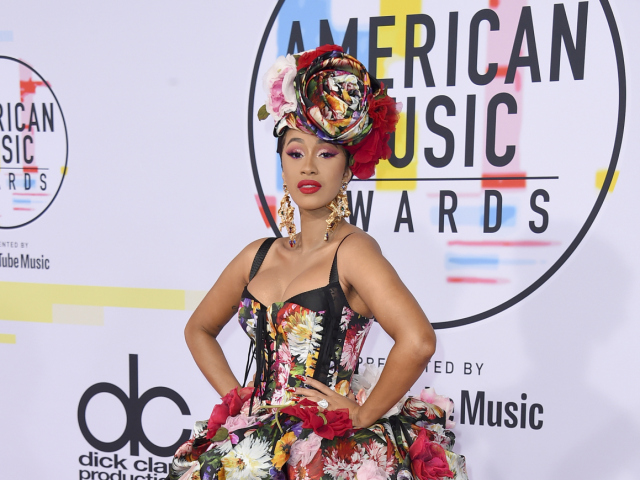 Raperka Cardi B sa objavila na červenom koberci v kreácii Dolce & Gabbana. 