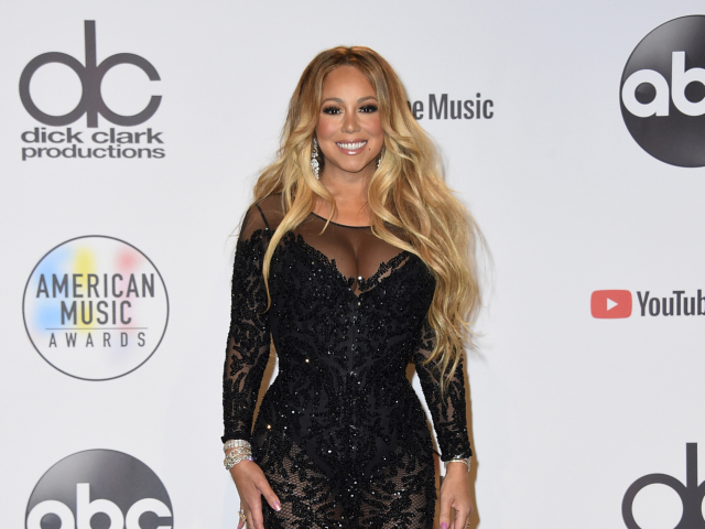 Speváčka Mariah Carey pózuje v miestnosti pre novinárov. 
