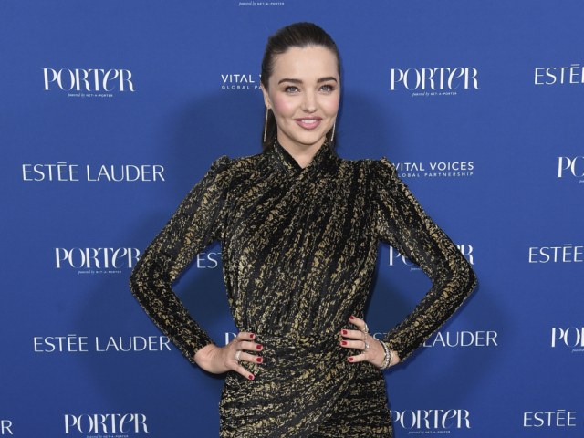 Topmodelka Miranda Kerr prišla v minišatách. 